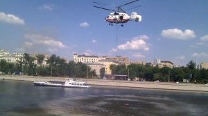 Вертолет набирает воду для тушения пожара в Москве