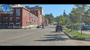 На улицах города.