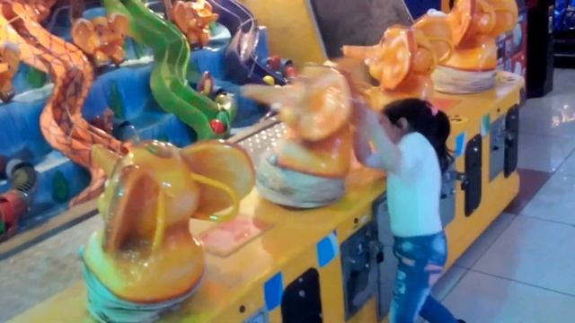 VLOG Играемся в развлекательном центре КосмоМакс гуляем по торговому центру Континент. смотреть онлайн