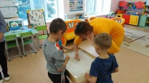 Фрагмент занятия по развитию речи и мелкой моторики с использованием пескотерапии  "Мамин портрет"