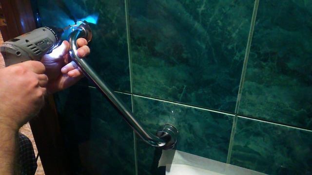 Как установить поручень в санузле. Часть 2. Установка поручня в туалете. смотреть онлайн