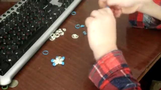 Плетём снежинку из резинок