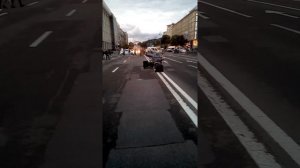 Круто играет на барабанах