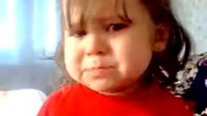 ДЕВОЧКА ПЛАЧЕТ ПОД КОЛЫБЕЛЬНУЮ ПЕСНЮ