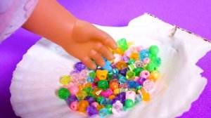 Видео для малышей. Беби Бон Сестричка растеряла бусины! Куклы и Русалки делают бусы! Сундук русалки