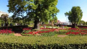 Петергоф расслабляющий пешеход. Российский аналог французского Версаля