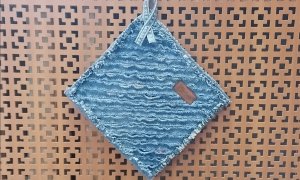 Кухонная прихватка из джинсов .