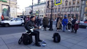 Группа крови на рукаве....в исполнении уличного музыканта.