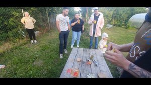 Пробуем сюрстрёмминг веселой компанией. Неудачный опыт открывания консервы.