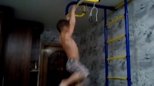 Мальчик шести лет сделал нечто на турнике! Подтянулся 15 раз!