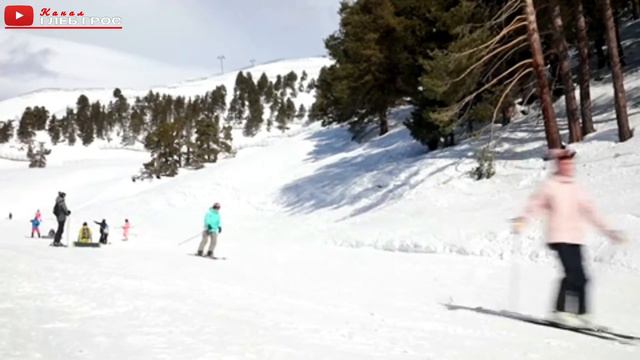 Отдыхающие на территории горнолыжного курорта "Архыз"