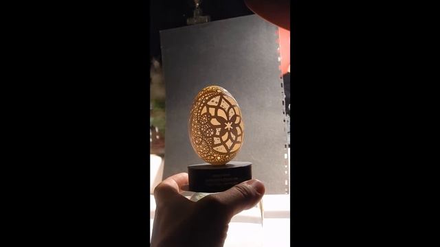 Резьба по яичной скорлупе. Канада. Волк и ловитель снов смотреть онлайн