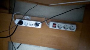 Как упорядочить провода под столом