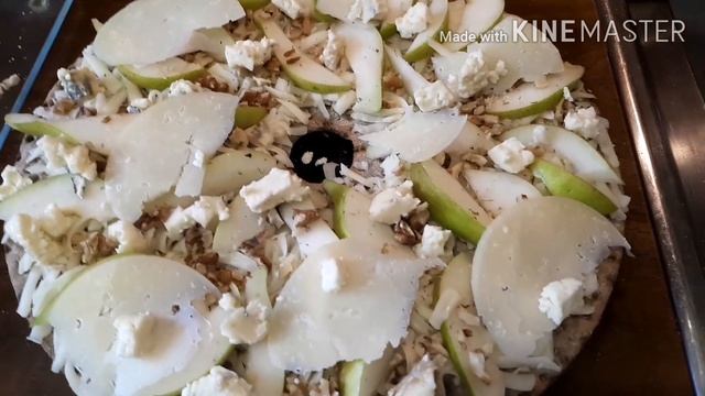 ПИЦЦА С ГРУШЕЙ И ГОРГОНЗОЛОЙ