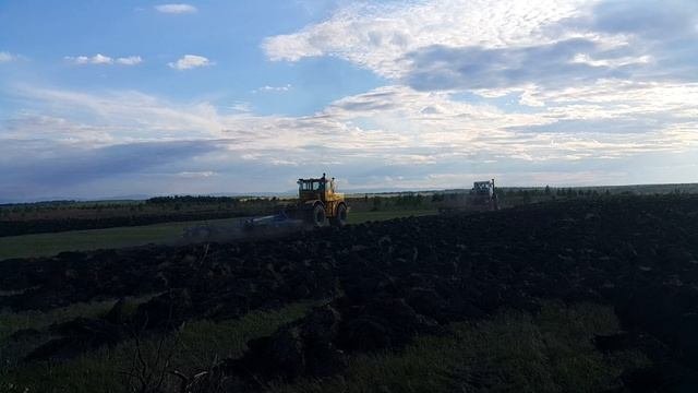 Вспашка залежных земель на Кировцах плугами Фенист завода Алмаз