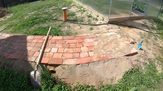 Дорожка из старого битого кирпича. Процесс и результат.