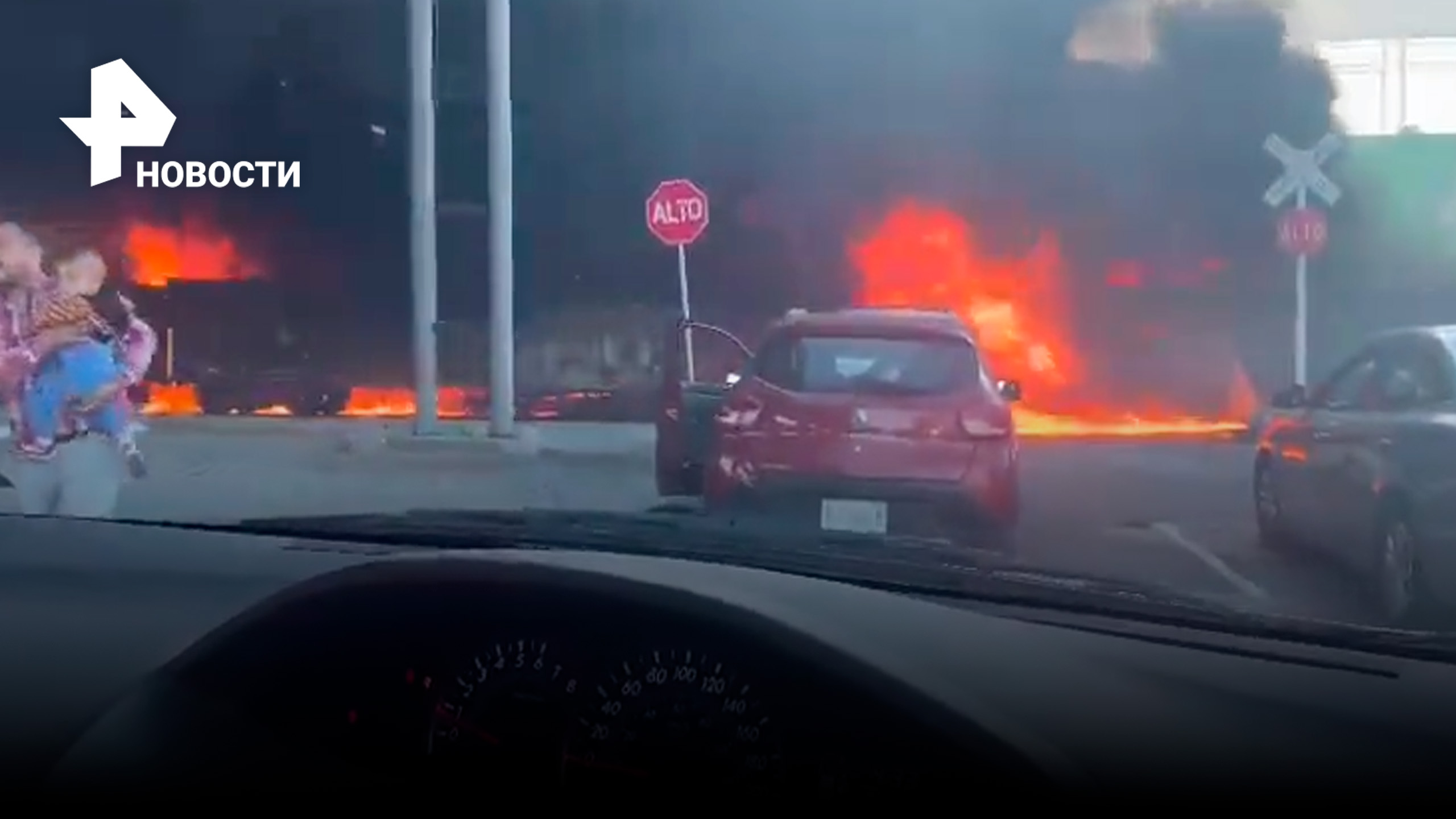 Через огненное пламя: в Мексике товарный поезд проехал сквозь пожар / РЕН Новости