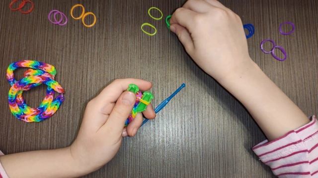Браслет РАДУГА из резинок на рогатке без станка How to make a bracelet rainbow loom смотреть онлайн