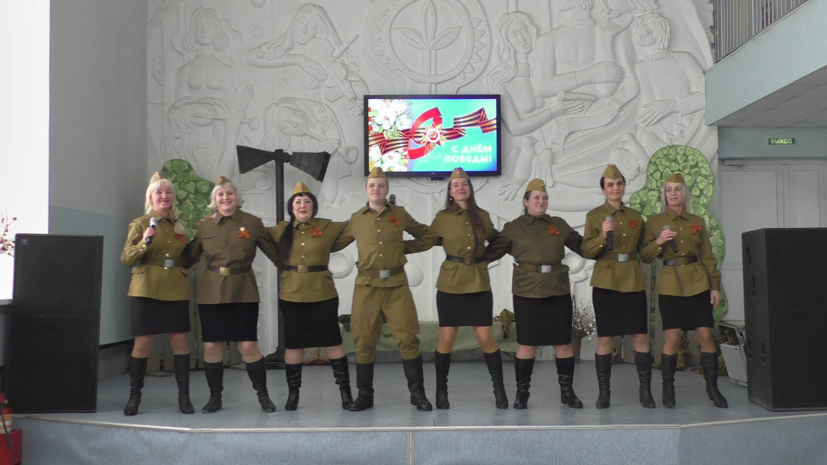 г.Ачинск. Ансамбли "Русская песня", "Разгуляй" в фойе гор. ДК. 04.05.23г.Автор видео Елена Цыганова.