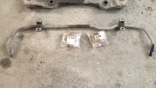 Замена втулок переднего стабилизатора шкода октавия 2014г.1.6 смотреть онлайн