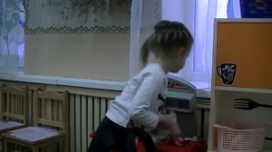 как дети играют в садике