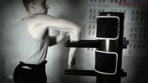 Вин-Чунь. Работа на деревянном манекене.