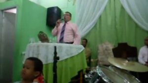 pastor josue pregando no culto de libertação 2