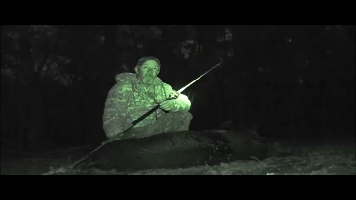 Chasse à la lance d'un porc sauvage (U.S.A) [Flokossama] смотреть онлайн