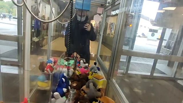 СНОВА ВЫИГРАЛ ИГРУШКУ В АВТОМАТ С ИГРУШКАМИ ХВАТАЙКА смотреть онлайн