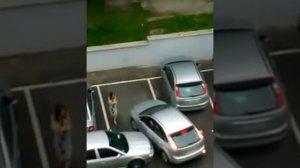 Помог девочке выехать с парковки! )