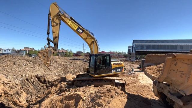Гусеничный экскаватор CAT319 DLN занимается погрузкой грунта на вездеходе ТАТРА @mister.mechanic АС смотреть онлайн