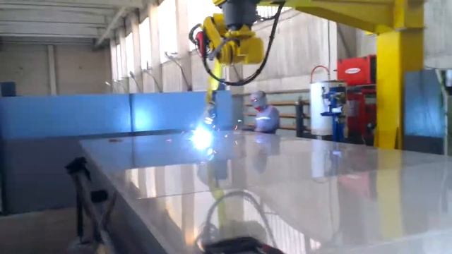 Робот сваривает понтоны из нержавеющей стали с применением лазерной системы слежения за швом iRS SL