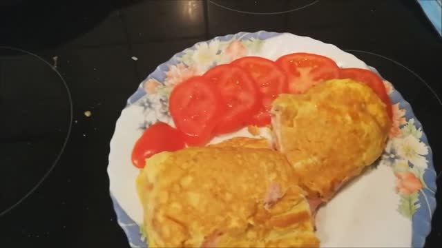 яичный рулет, просто, но очень вкусно.mp4