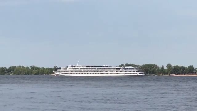 Круизный лайнер "Фёдор Достоевский" на Волге смотреть онлайн