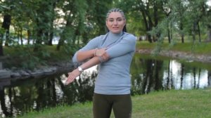 Упражнение для тех, кто постоянно поднимает плечи к ушам.