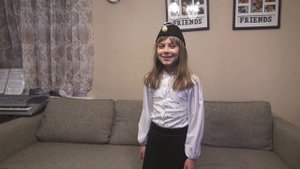 Идет солдат по городу. В исполнении девочки 9 лет