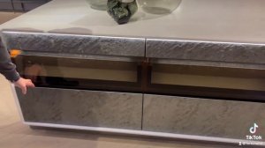 Кухонный гарнитур с островом на выставке в Китае
