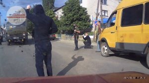 украинские нацисты Айдара нападают на местных гражданских в Старобельске (ЛНР)