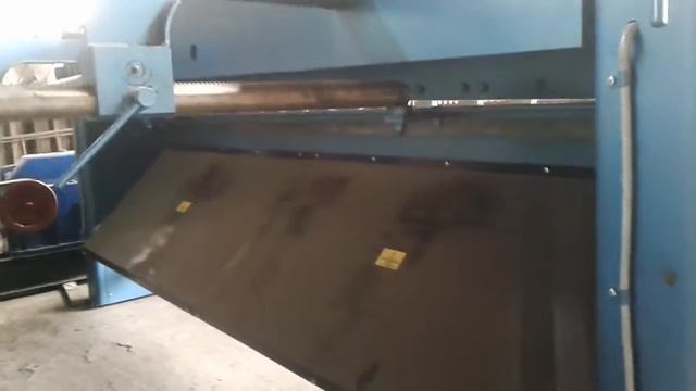 Рубка нержавейки на гильотине НКЧ3214 (2.5х2500) смотреть онлайн