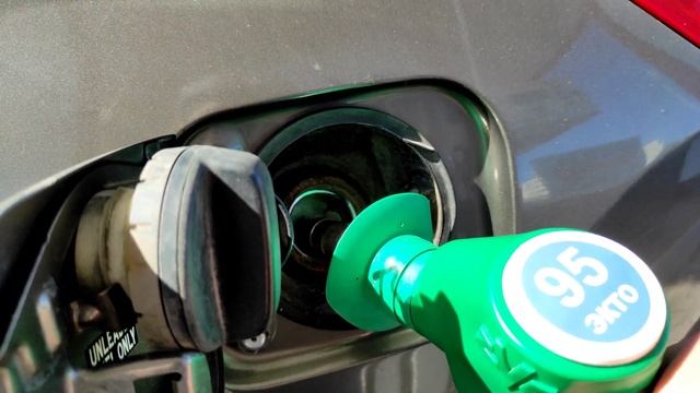 Тойота РАВ 4. Сколько БЕНЗИНА полезет в ПУСТОЙ бак? смотреть онлайн