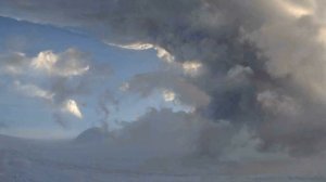 Вулкан Безымянный. Пепловый выброс на высоту более 8 км над уровнем моря. 2020-10-21 20:22-21:00UTC.