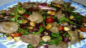 Салат с куриной печенью
