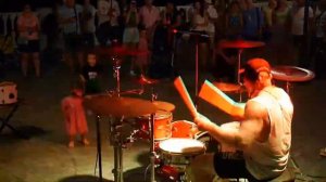 Малышка зажигает под Runnin' Wild - Airbourne - кавер шоу барабанщика Дмитрия Хмыза D.khmyz