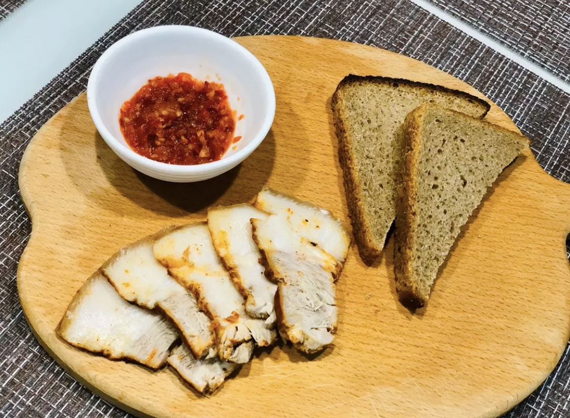 Отварная грудинка.