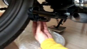 Установка центральной подножки на Suzuki GW250 (GSR250, Inazuma)