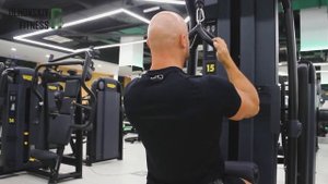 Тренировка спины в тренажерном зале.