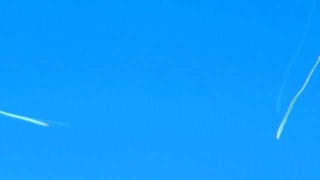 Следы самолёта в небе Traces from an airplane