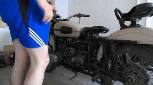 Заводим мотоцикл Урал.