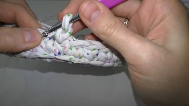 Корзина из трикотажной пряжи узором галочка