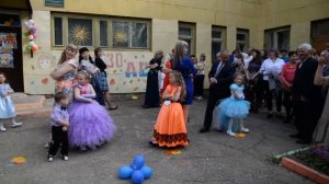 танец с родителями "ПЕРВОКЛАШКИ" на выпускном в детском саду
